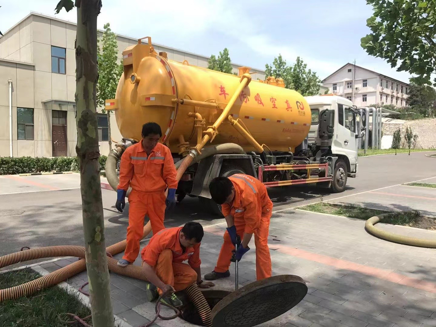 木棠镇化粪池清理与5-8吨吸粪车施工效率分析